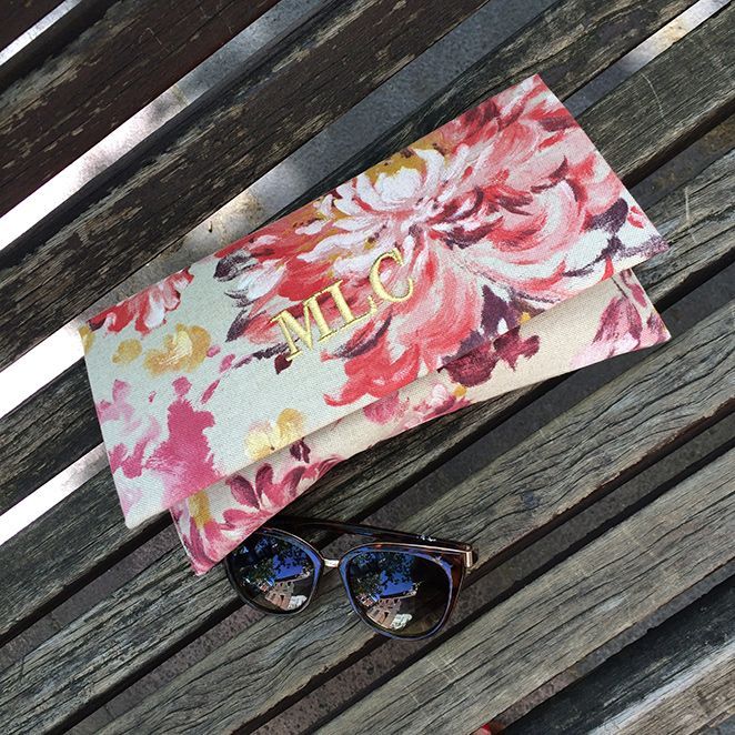 Cartera de Claudine by Laura Pons y gafas de Mango