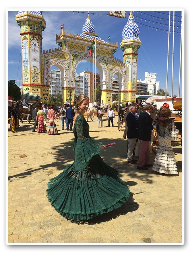 María León con vestida de Pepa Garrido en la Feria de Sevilla