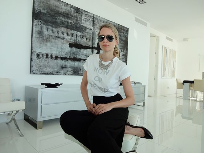 Look de moda con pantalones de Mango, camiseta de Oysho, bailarinas de Stradivarius, bolso y collar de Pedro del Hierro, cazadora de cuero de Zara y gafas Ray Ban. Look de moda con pantalones de Mango, camiseta de Oysho, bailarinas de Stradivarius, bolso y collar de Pedro del Hierro, cazadora de cuero de Zara y gafas Ray Ban.