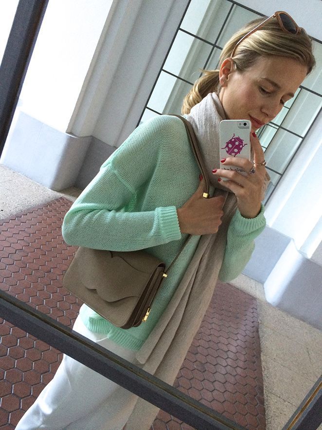 Look de moda con jersey de Pedro del Hierro, pantalones blancos Pedro del Hierro, sandalias hechas a medida en Capri, fular beige de Zara, gafas de Life Italia, anillos comprados en India y bolso de Pedro del Hierro Madrid.
