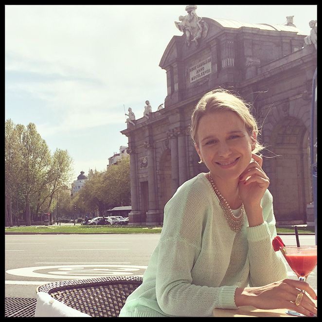 María León tomandose un coktel en el Café Cappucino mientras observa la Puerta de Alcalá María León tomandose un coktel en el Café Cappucino mientras observa la Puerta de Alcalá