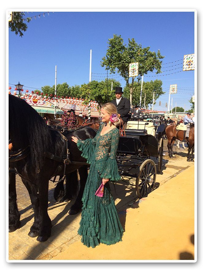 María León con vestido de Pepa Garrido en la Feria de Sevilla