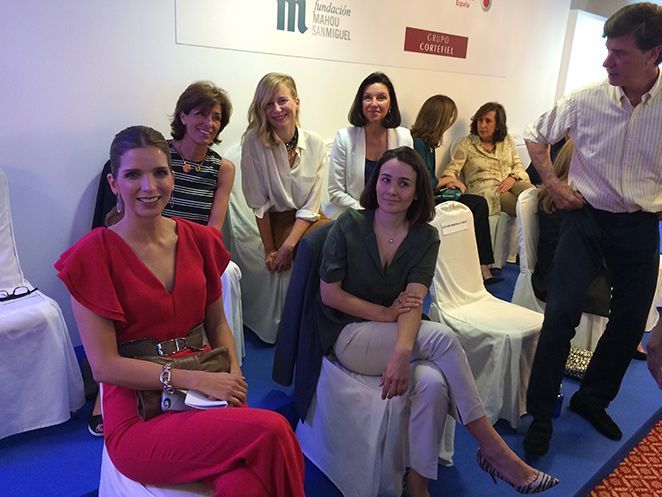 María León con las compañeras del proyecto de solidaridad de la revista de moda Telva