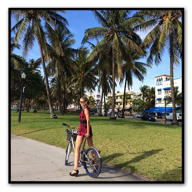 María León de paseo en bici por Miami