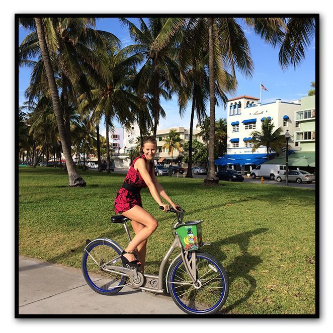 María León de paseo en bici por Miami