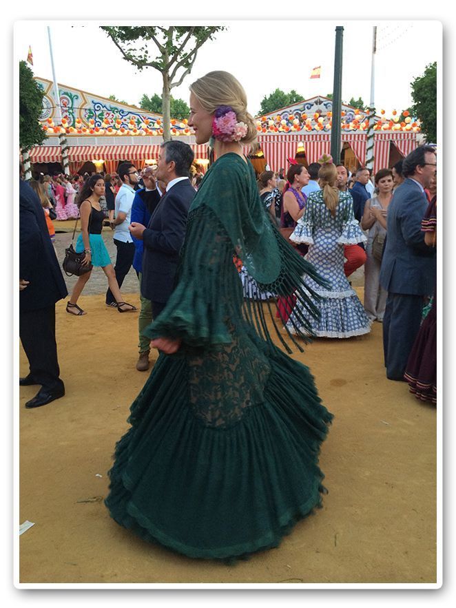 María León con vestido de Pepa Garrido disfrutando de la Feria de Sevilla