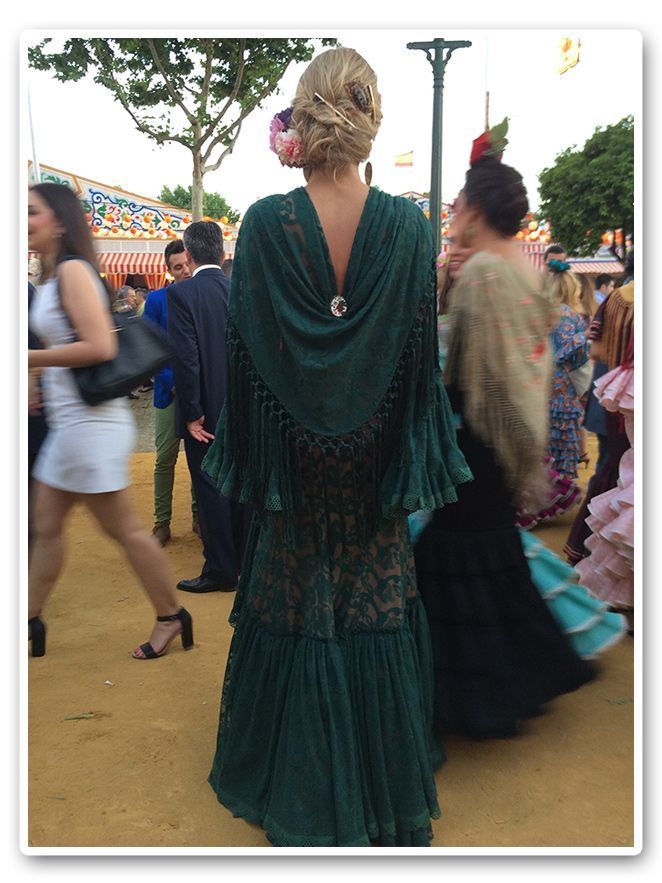 María León con vestido de Pepa Garrido disfrutando de la Feria de Sevilla