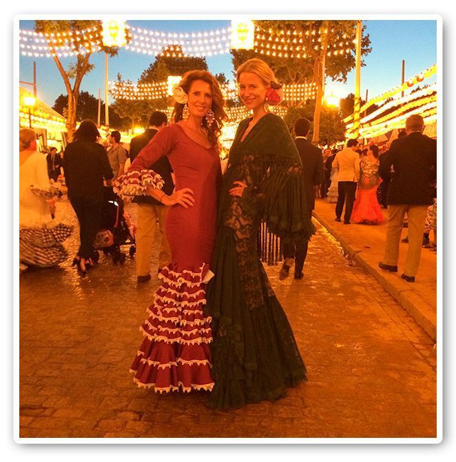 María León con vestido de Pepa Garrido disfrutando de la Feria de Sevilla