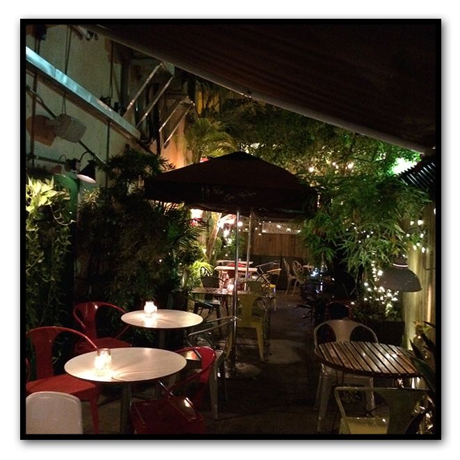 A la Folie Café Francés situado en Española Way (calle de ambiente animado y muy latino) y con terraza muy agradable