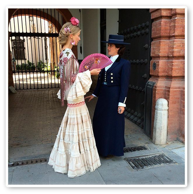 María León con vestido de Pepa Garrido disfrutando de la Feria de Sevilla