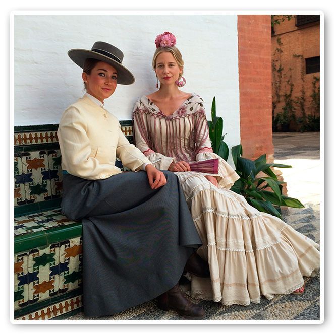 María León con vestido de Pepa Garrido disfrutando de la Feria de Sevilla