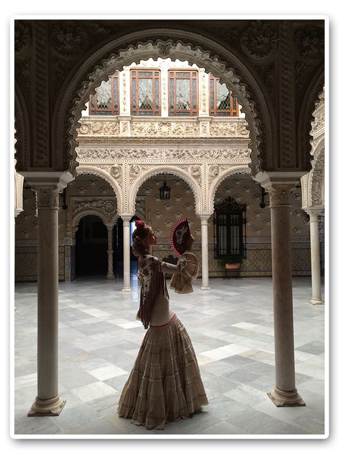 María León con vestido de Pepa Garrido disfrutando de la Feria de Sevilla