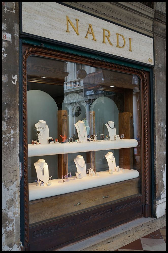 Originales escaparates de las tiendas de Venecia, a los que nos les faltaban ni un detalle! Originales escaparates de las tiendas de Venecia, a los que nos les faltaban ni un detalle!