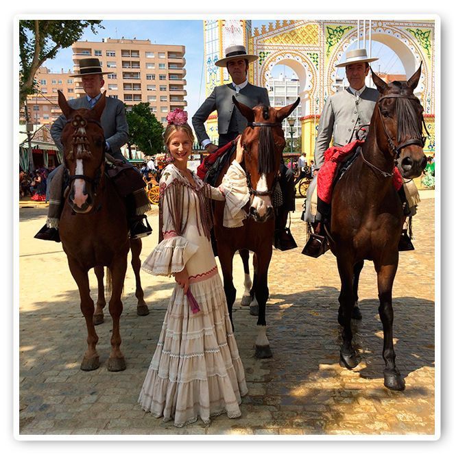 María León con cambio de vestido y junto a los caballos de la Feria de Sevilla
