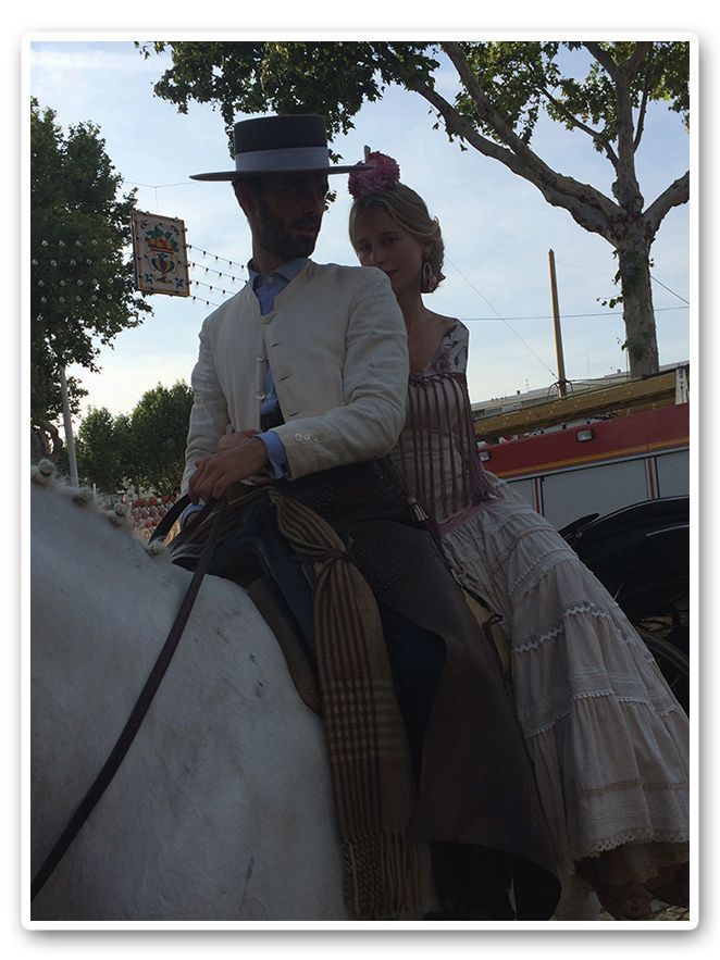 María León a la grupa en la Feria de Sevilla