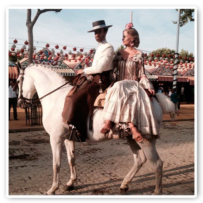 María León a la grupa en la Feria de Sevilla