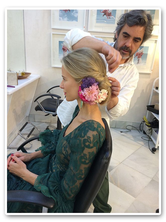 María León preparando el peinado de la noche