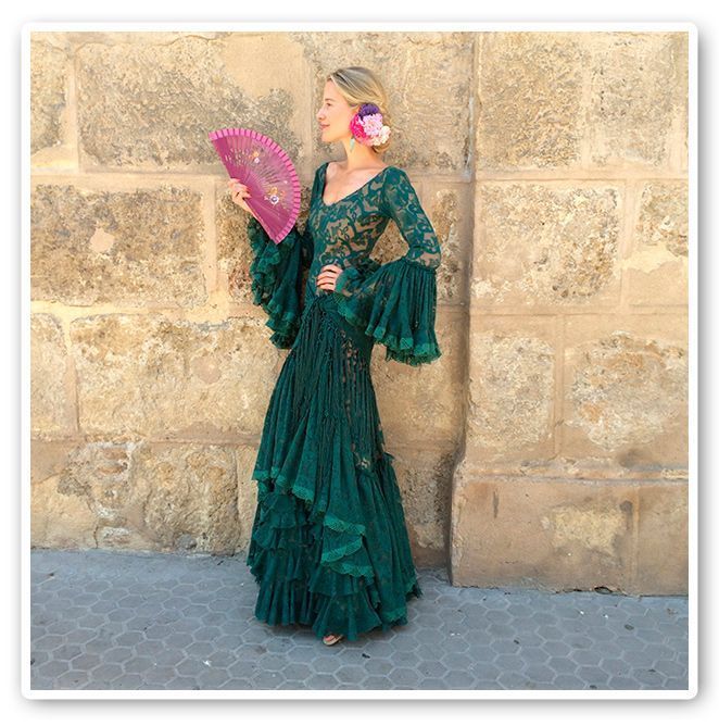 María León con vestido verde de Pepa Garrido en la Feria de Sevilla 2014