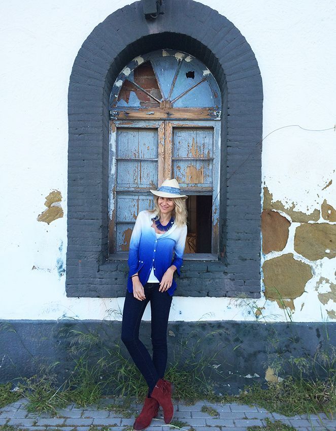 María León con  jeans y camisa de PDH Sport, botitas compradas en la tienda de mi amiga Sandra Aldao de Sotogrande, sombrero de Zara Home y collar de Becara