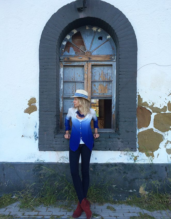 María León con  jeans y camisa de PDH Sport, botitas compradas en la tienda de mi amiga Sandra Aldao de Sotogrande, sombrero de Zara Home y collar de Becara