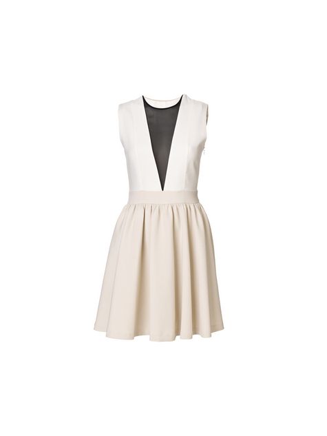 Vestido corto, es discreto y elegante pero con un punto original al llevar el escote semitransparente Vestido corto, es discreto y elegante pero con un punto original al llevar el escote semitransparente