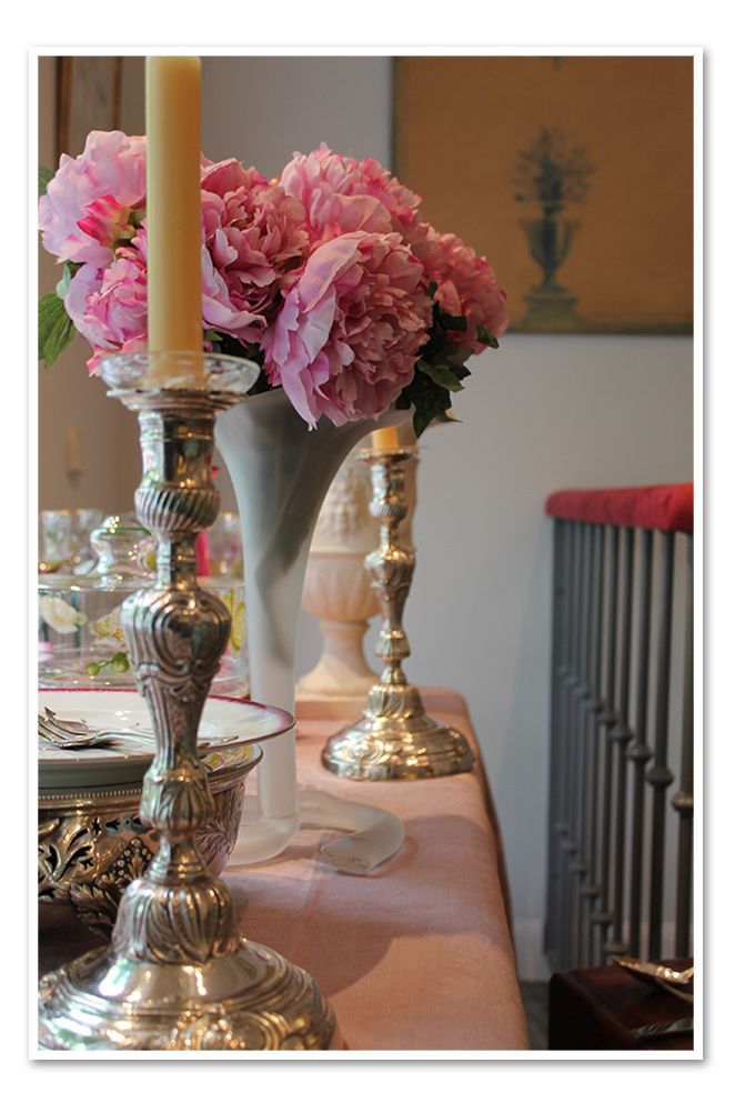 Adornos de mesa con velas y flores Adornos de mesa con velas y flores