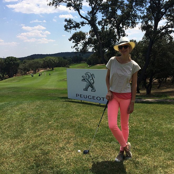 María León con look de golf, pantalones naranja flúor de Maison Scotch para Papaya, camiseta de The Hip Tee, zapatillas de Hakei, bolso de Susuu y pulseras de Ibiza Passion