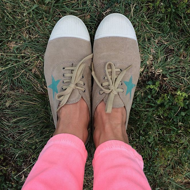 Pantalones naranja flúor de Maison Scotch para Papaya, zapatillas de Hakei