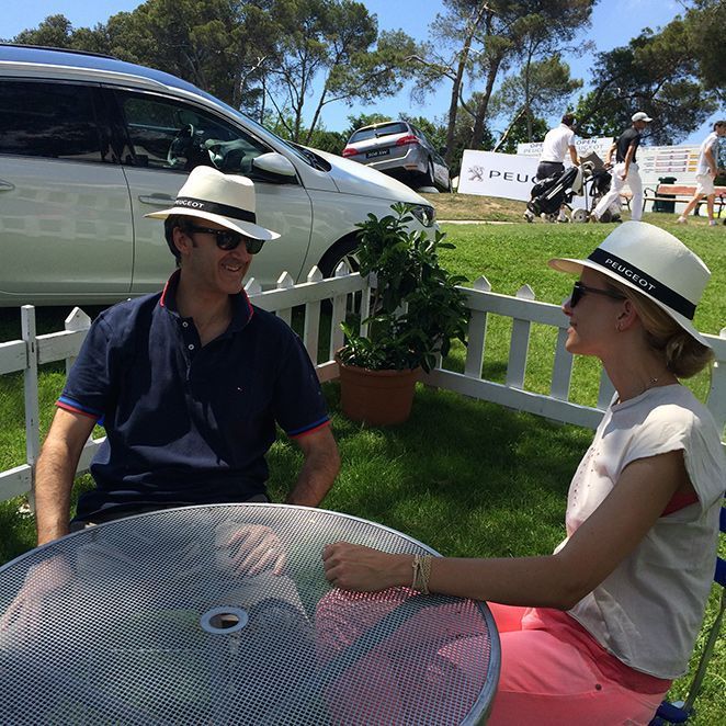 María León disfrutando en el golf con Peugeot