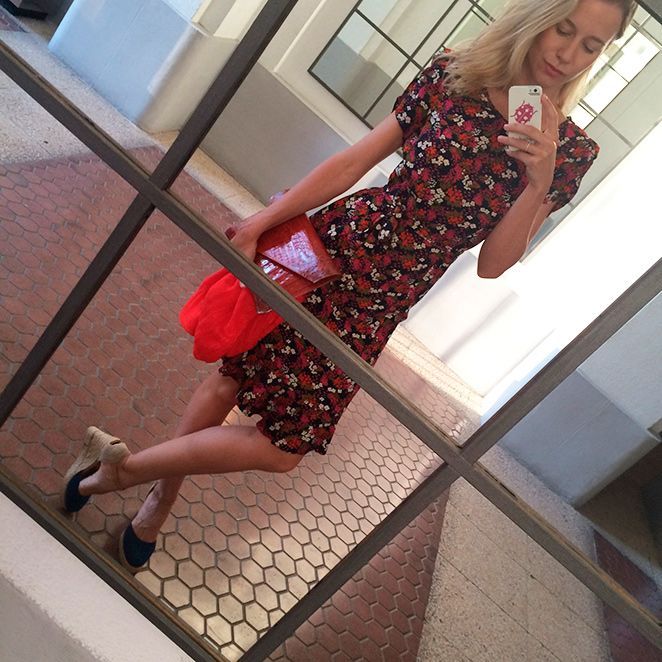 María León con look confeccionado de vestido de flores de TOPSHOP, combinado con cuñas de esparto de La Alpargatería de Sevilla, anillo finito de Swarovski y cartera de Spinoza&Co.