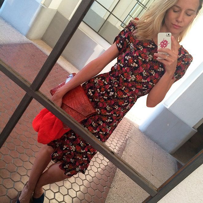 María León con look confeccionado de vestido de flores de TOPSHOP, combinado con cuñas de esparto de La Alpargatería de Sevilla, anillo finito de Swarovski y cartera de Spinoza&Co.