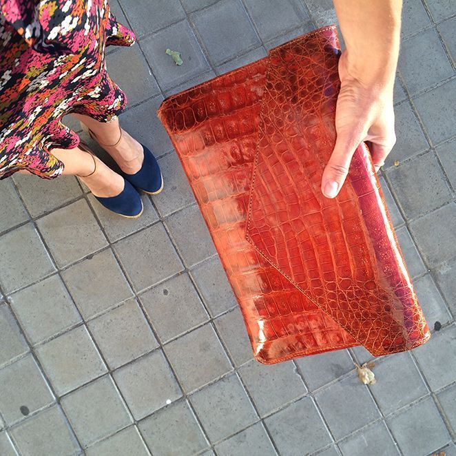María León con look confeccionado de vestido de flores de TOPSHOP, combinado con cuñas de esparto de La Alpargatería de Sevilla, anillo finito de Swarovski y cartera de Spinoza&Co.