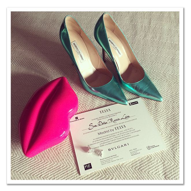 Zapatos de Manolo Blahnik y  cartera, en forma de labio, de Lulu Guiness