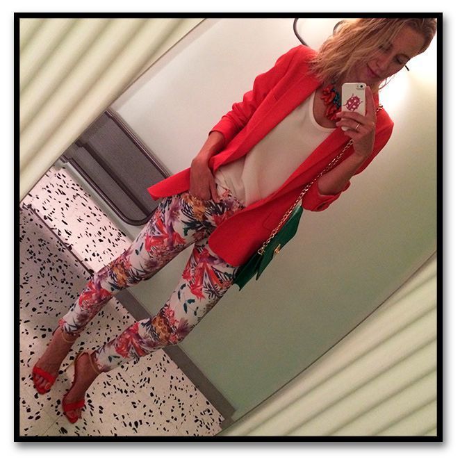 María León con look de sandalias de Zara, op de seda crudo de Seven, blazer de Bimba&Lola y collar y cartera de The Code.