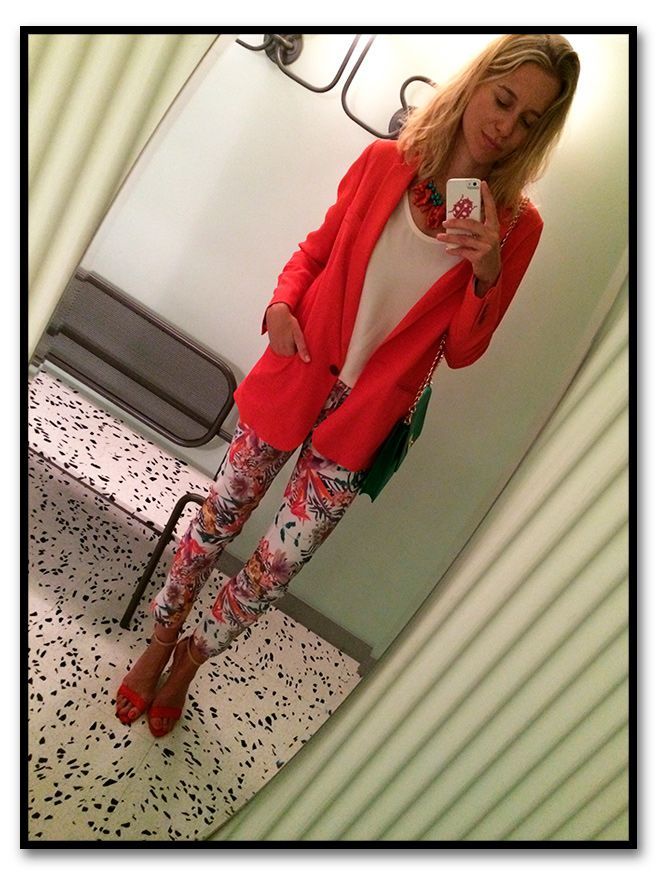 María León con look de sandalias de Zara, op de seda crudo de Seven, blazer de Bimba&Lola y collar y cartera de The Code.