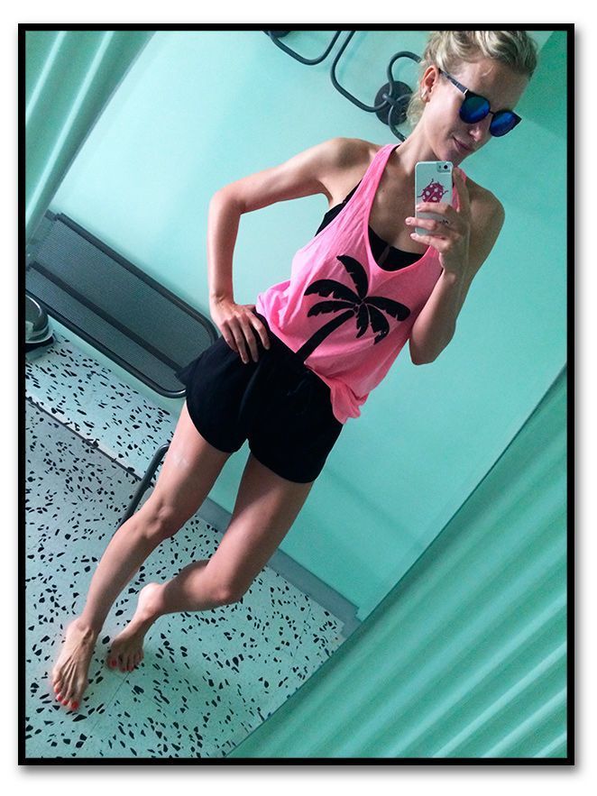 Look de moda deportivo en Miami con shorts de H&M, suti deportivo de Oysho, camiseta fucsia de Pink, gafas de TOPSHOP London y zapatillas de deporte fucsias compradas en Nueva York.