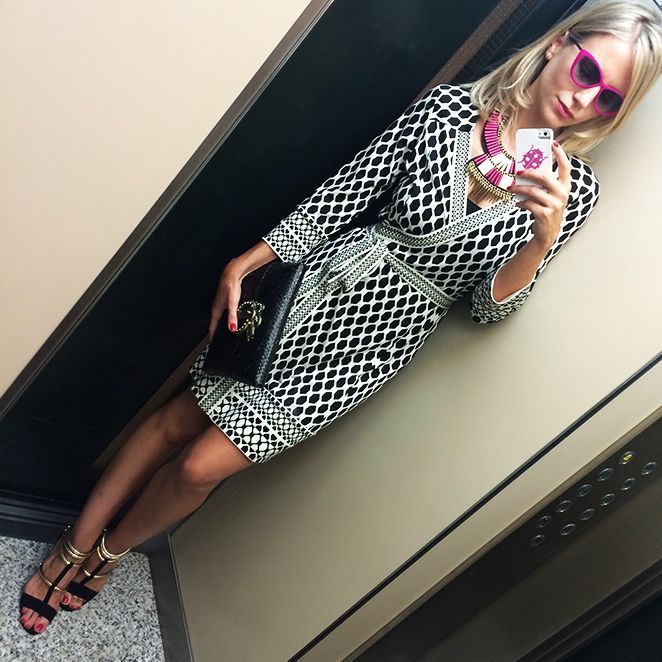 María León con look de vestido de Diane von Furstemberg comprado en Moca Couture, combinado con collar de Moca Couture, sandalias de Jessica Simpson, cartera de Becara y gafas de Colette París. María León con look de vestido de Diane von Furstemberg comprado en Moca Couture, combinado con collar de Moca Couture, sandalias de Jessica Simpson, cartera de Becara y gafas de Colette París.