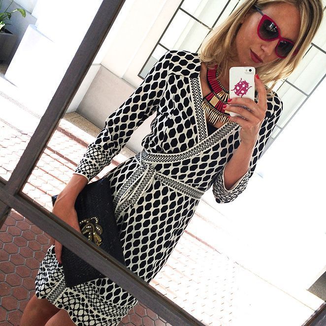 María León con look de vestido de Diane von Furstemberg comprado en Moca Couture, combinado con collar de Moca Couture, sandalias de Jessica Simpson, cartera de Becara y gafas de Colette París. María León con look de vestido de Diane von Furstemberg comprado en Moca Couture, combinado con collar de Moca Couture, sandalias de Jessica Simpson, cartera de Becara y gafas de Colette París.