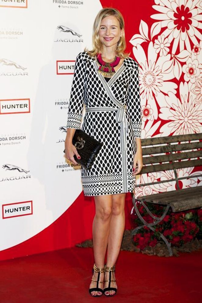 María León con look de vestido de Diane von Furstemberg comprado en Moca Couture, combinado con collar de Moca Couture, sandalias de Jessica Simpson, cartera de Becara y gafas de Colette París. María León con look de vestido de Diane von Furstemberg comprado en Moca Couture, combinado con collar de Moca Couture, sandalias de Jessica Simpson, cartera de Becara y gafas de Colette París.