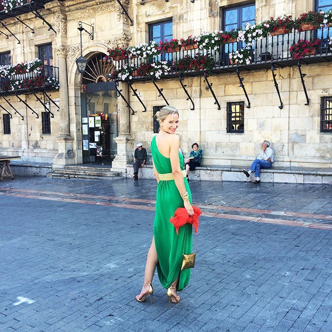 María León con look de moda con vestido verde y cinturón de David Christian, sandalias de Zara, cartera de Salvador Bachiller, chal naranja de American Vintage, pulseras de Spanish and Sisters, pendientes de Casilda Finat y anillo de Swarovski. María León con look de moda con vestido verde y cinturón de David Christian, sandalias de Zara, cartera de Salvador Bachiller, chal naranja de American Vintage, pulseras de Spanish and Sisters, pendientes de Casilda Finat y anillo de Swarovski.