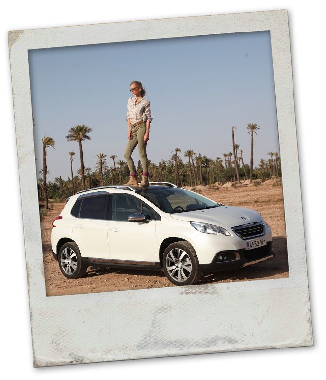 María León con su Peugeot por Marrakech