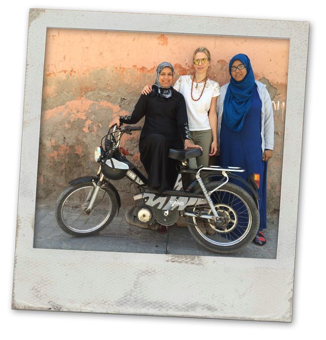 Maria León integrandose con la gente de Marrakech