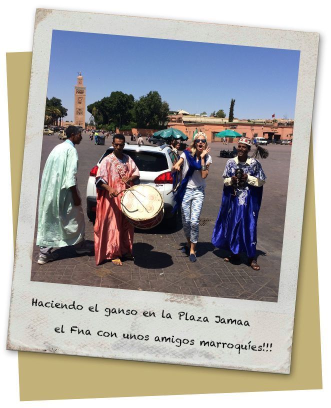 María León haciendo el ganso en la Plaza Jamaa el Fna