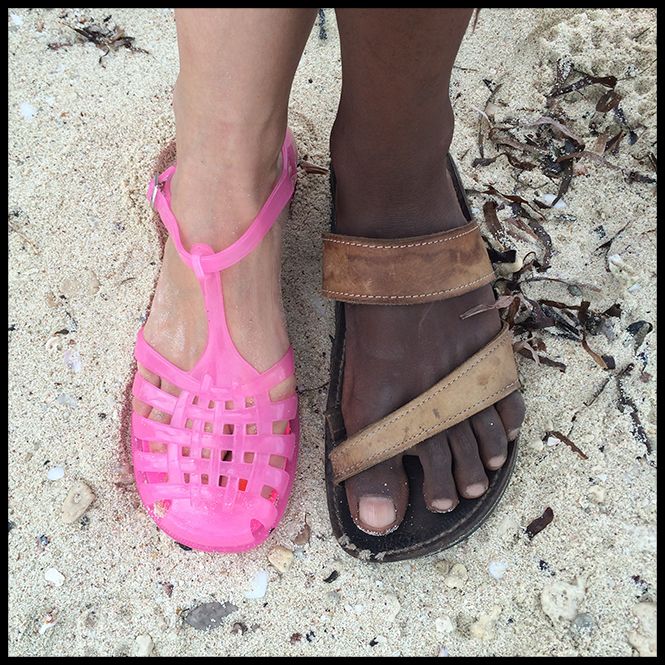 Comparando sandalias en Zanzibar