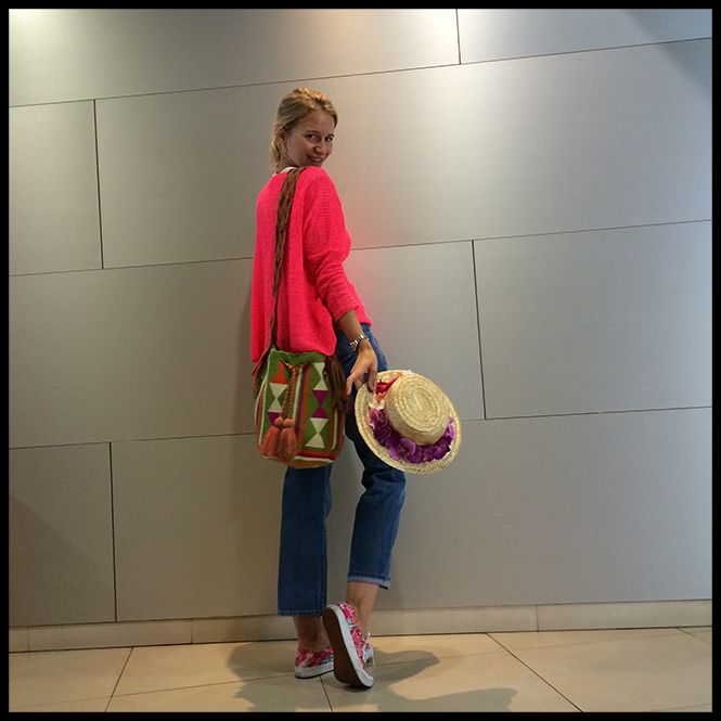 Outfit de viaje de María León con jeans de Isabel Marant, jersey de Zara, bolso de Lola Nómada, zapatillas Vans y canotier de Macahe.
