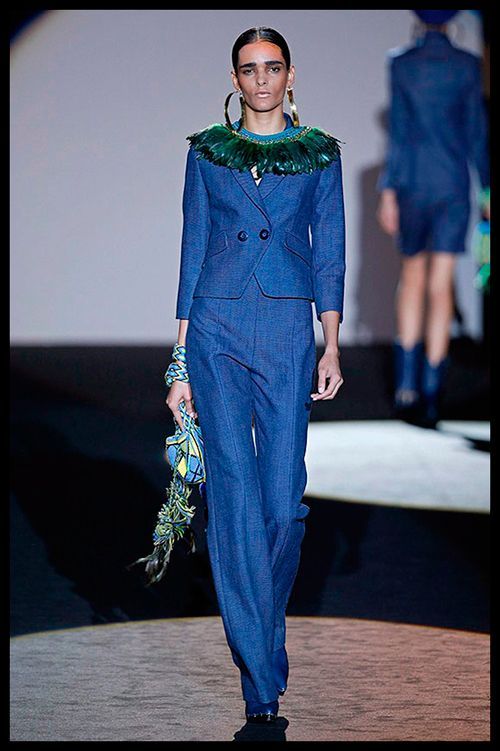 ROBERTO VERINO. Me encanta el azul Klein de este traje pantalón de talle alto. Es perfecto para una comida o reunión de trabajo. Los complementos aztecas le dan el toque cool y desenfadado.