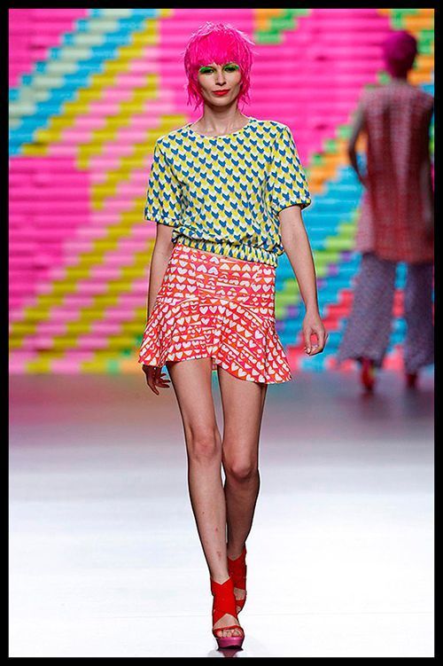 AGATHA RUIZ DE LA PRADA. La combinación de estampados y el colorido de este look tan alegre y divertido me encanta. Sería perfecto para una comida informal con amigas.