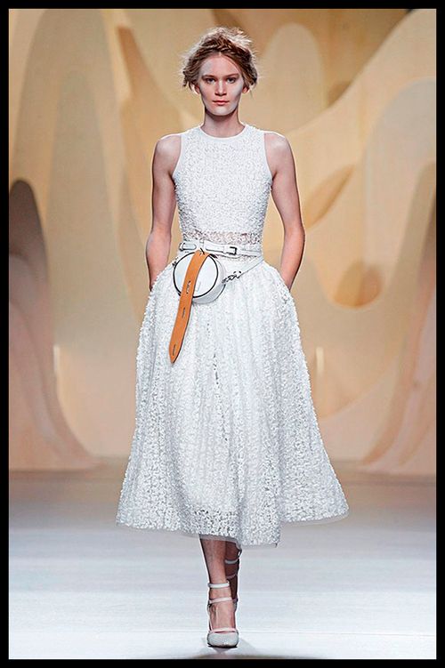 ANA LOCKING. Me encanta este precioso vestido estilo años 50. Me lo pondría para una celebración de día.
