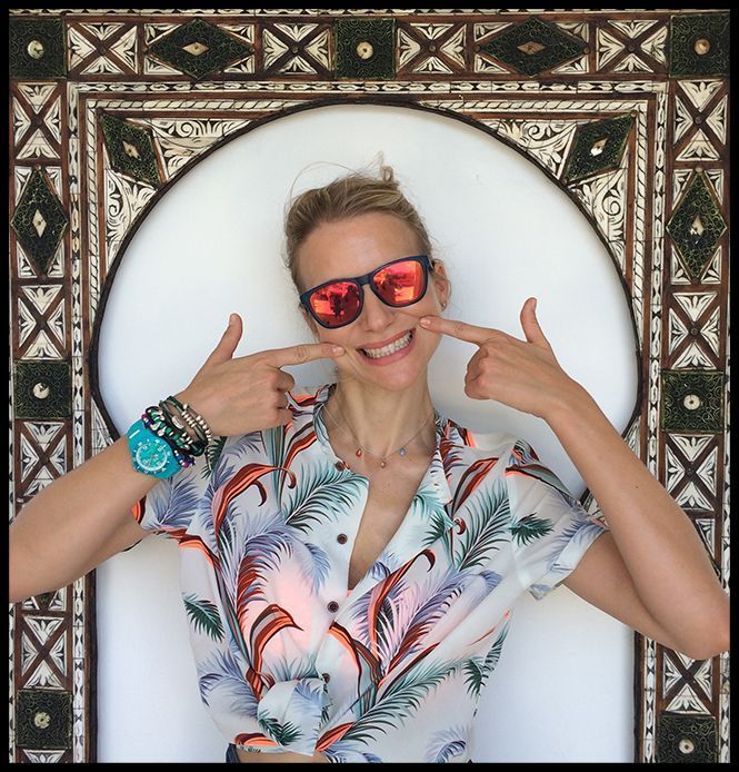María León con shorts Guess y los combiné con camisa de Soda & Scotch de Papaya, sandalias hechas a medida, gafas de Life Italia, Ice watch, pulseras Experimenta Jewels