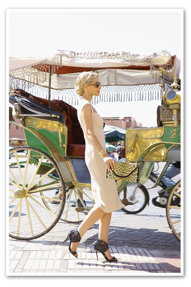 Maria Leon con vestido es de Dolores Promesas, las sandalias de Mas34, cartera de María Olmedilla, gafas de Folli Follie y cinta de Ontop Barcelona. Maria Leon con vestido es de Dolores Promesas, las sandalias de Mas34, cartera de María Olmedilla, gafas de Folli Follie y cinta de Ontop Barcelona.
